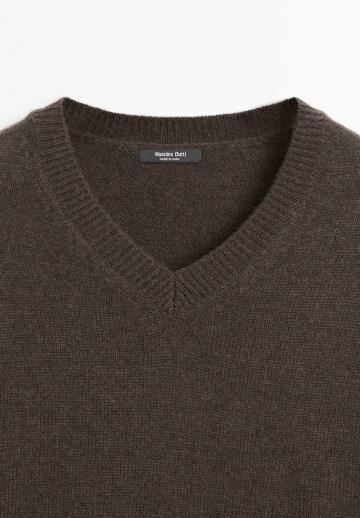 Пуловер с вырезом V