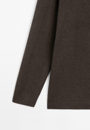 Пуловер с вырезом V