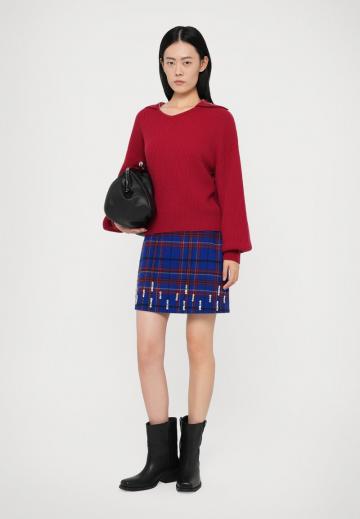 Пуловер с вырезом V