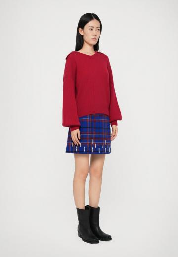 Пуловер с вырезом V