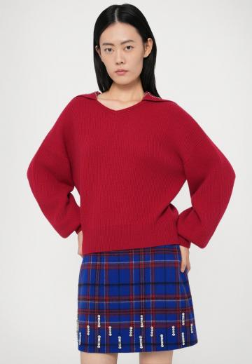 Пуловер с вырезом V