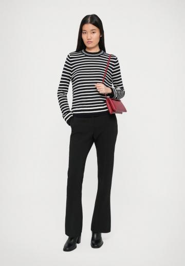 Пуловер в полоску