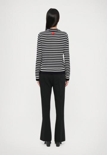 Пуловер в полоску