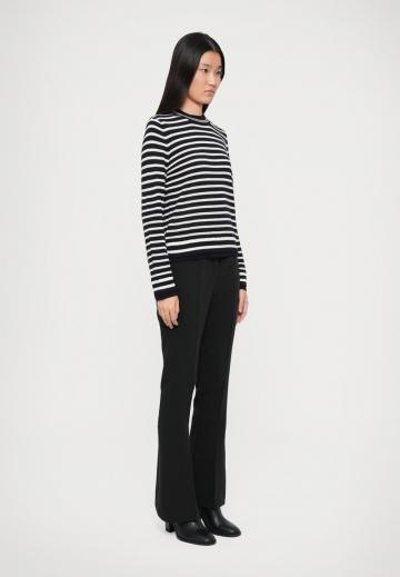 Пуловер в полоску