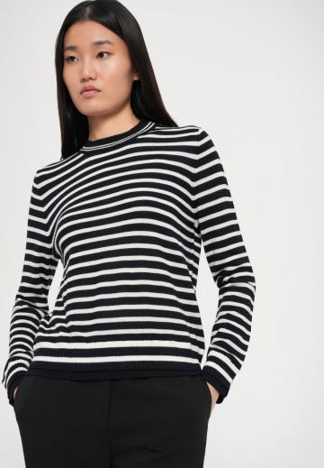 Пуловер в полоску
