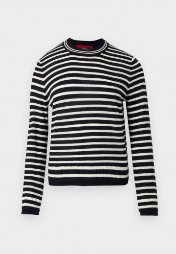 Пуловер в полоску