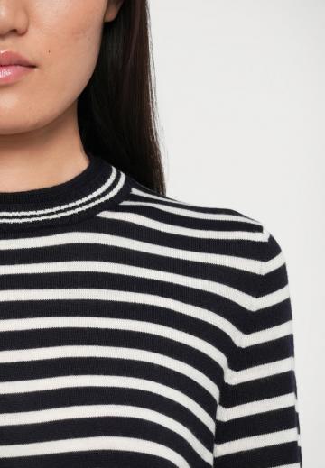 Пуловер в полоску