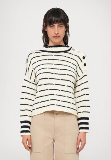 Пуловер в полоску