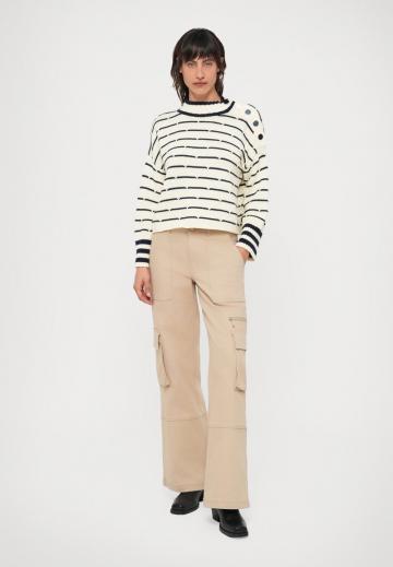 Пуловер в полоску