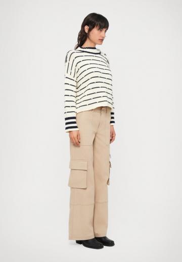 Пуловер в полоску