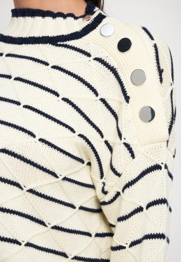 Пуловер в полоску