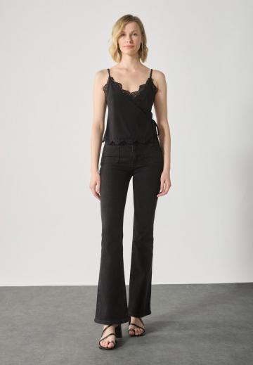 Топ на бретельках