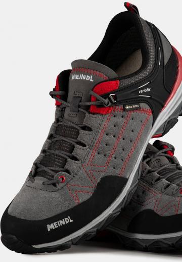 Походные кроссовки