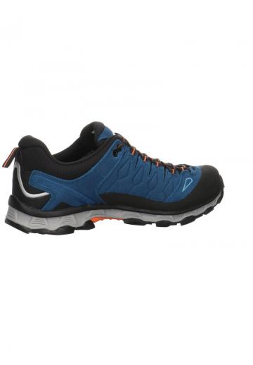 Походные кроссовки