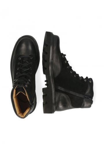 Ботинки на шнуровке