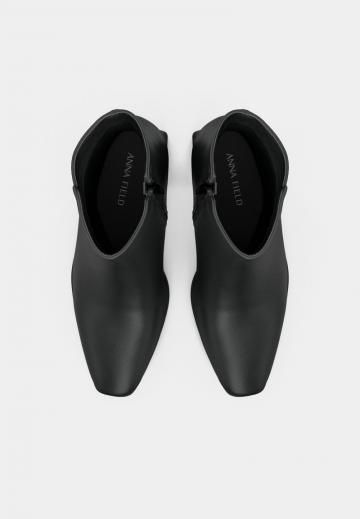 Полусапожки на высоком каблуке