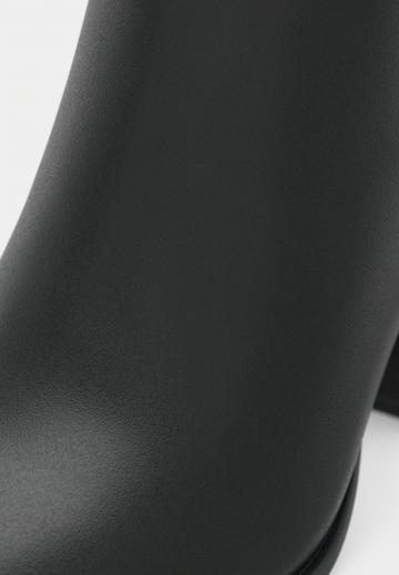 Полусапожки на высоком каблуке