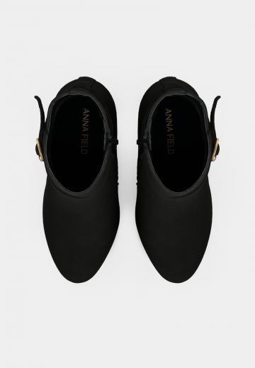 Полусапожки на высоком каблуке