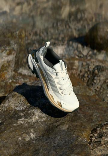 Походные кроссовки