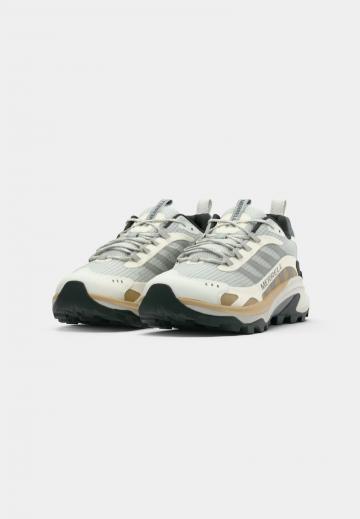 Походные кроссовки