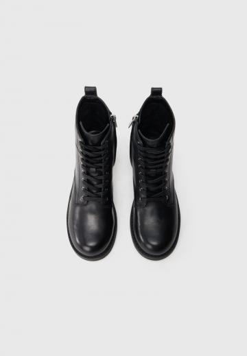 Ботинки на шнуровке