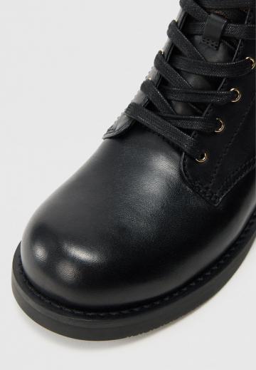 Ботинки на шнуровке