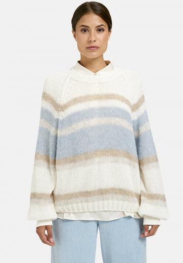 Пуловер в полоску