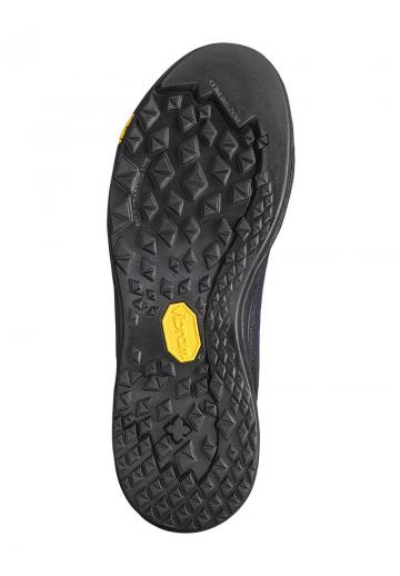 Походные кроссовки