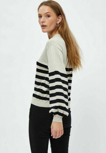 Пуловер в полоску