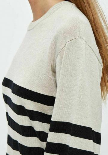 Пуловер в полоску