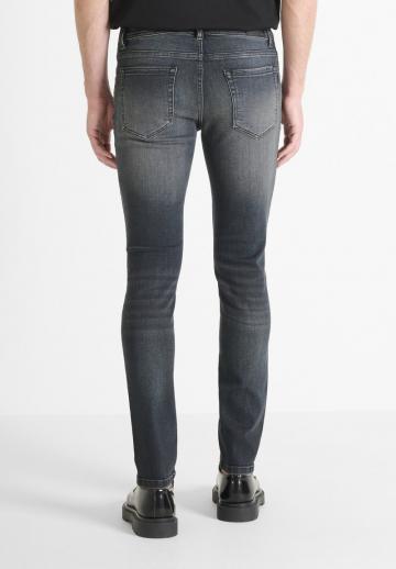 Узкие джинсы