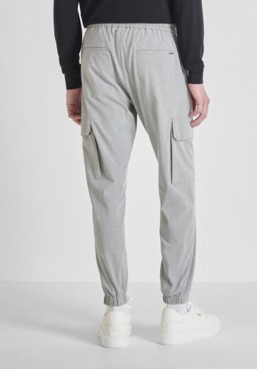 Брюки с накладными карманами