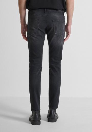 Узкие джинсы