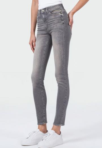 Узкие джинсы