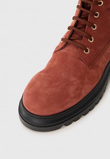 Ботинки на шнуровке