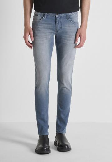 Узкие джинсы