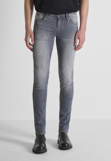 Узкие джинсы