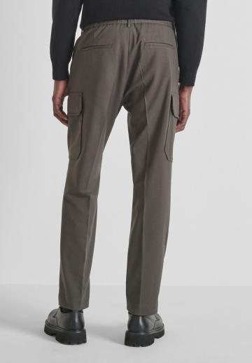Брюки с накладными карманами