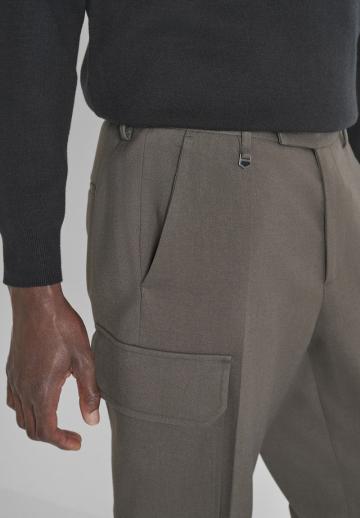 Брюки с накладными карманами