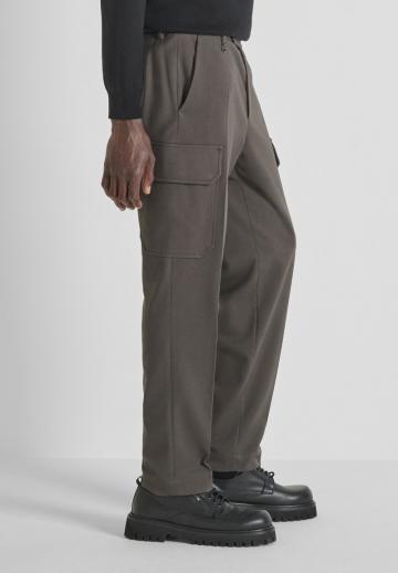 Брюки с накладными карманами