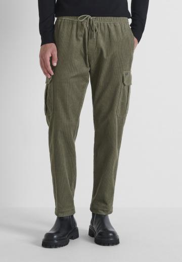 Брюки с накладными карманами