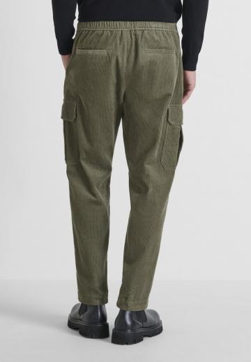 Брюки с накладными карманами
