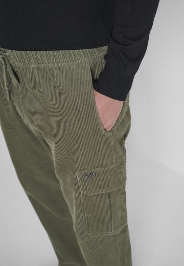 Брюки с накладными карманами