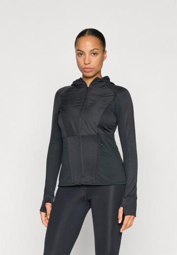 Спортивная куртка