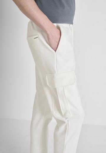 Брюки с накладными карманами