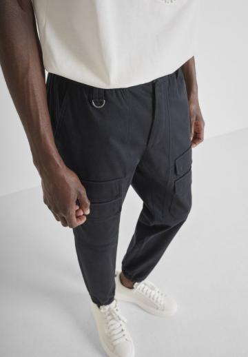 Брюки с накладными карманами