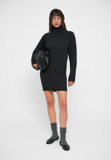 Вязаное платье