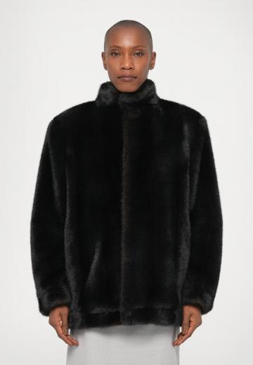 Короткое пальто