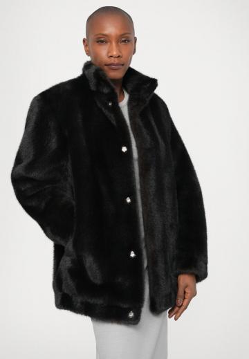 Короткое пальто