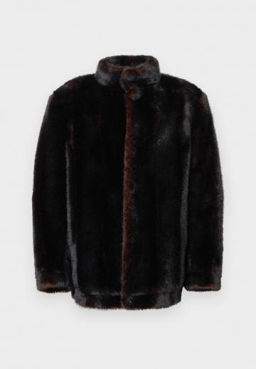 Короткое пальто